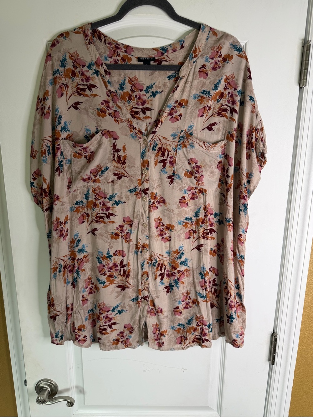 Torrid Blush Floral V-Neck Short Sleeve Blouse. Size 4X